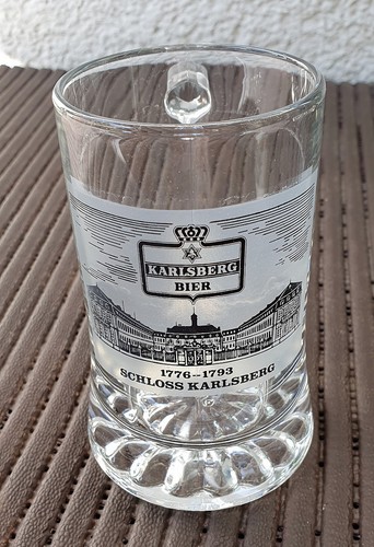 Bierkrug aus karlsberg bier - bierkrug,