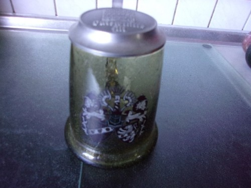 Bierkrug aus grünem glas mit - bierkrug,